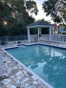 蒙特哥贝Beautiful Getaway Vacation Property With Private Pool!的庭院内带凉亭的游泳池