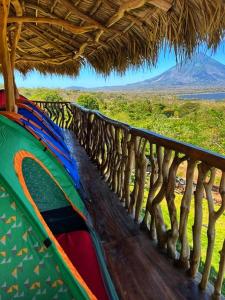 BalgueHostel & Camping Sol Y Luna Ometepe的 ⁇ 顶下五颜六色的船
