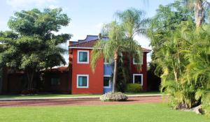 ChiconcuacBILBAO的一座棕榈树的红色房子