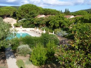 圣特罗佩Residence Les Sellettes的花园中游泳池的形象