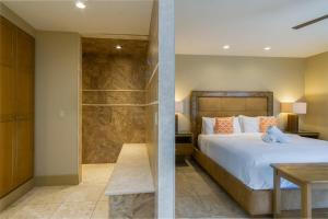 棕榈泉El Noa Noa的一间卧室设有一张床和一个步入式淋浴间。