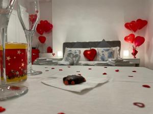 博尔戈蒙特内罗DreamHouse Circeo的白色桌布上红色心的桌子