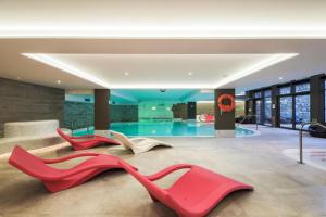 莱斯奥琉斯Résidence Premium L'Hévana - maeva Home - Appartement 3 pièces 6 personnes 50的大堂设有3双红色鞋和游泳池