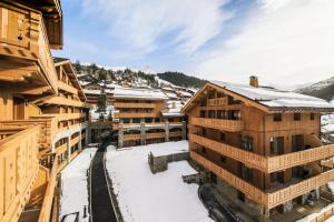 莱斯奥琉斯Résidence Premium L'Hévana - maeva Home - Appartement 3 pièces 6 personnes 50的享有滑雪胜地的空中景色,那里有雪覆盖的建筑