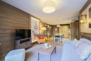 莱斯奥琉斯Résidence Premium L'Hévana - maeva Home - Appartement 3 pièces 6 personnes 50的客厅配有白色沙发和电视