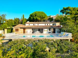 Saint-Peïre-sur-MerVilla Crystal River, piscine privée & vue mer sur Golfe de Saint Tropez的一座带游泳池和房子的别墅