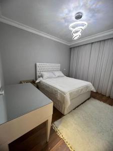Sheikh Zayedدوبلكس اربع غرف بيفرلي هيلز ويست تاون فرش عالي جدا的一间卧室设有两张床和天花板