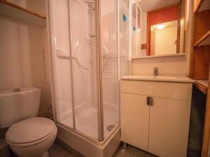 瓦尔莫雷尔PORTAIL G - Appartement PORTAIL 51 pour 2 Personnes 00的带淋浴、卫生间和盥洗盆的浴室