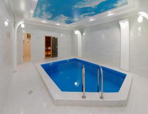 敖德萨Vele Rosse Hotel, business & leisure的一间位于客房内的带大型蓝色浴缸的浴室