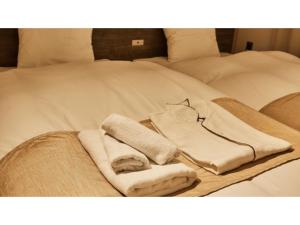 京都River Side Arashiyama - Vacation STAY 86277v的床上有毛巾的床