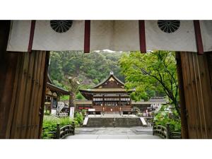 京都River Side Arashiyama - Vacation STAY 86216v的进入寺庙的入口,有楼梯和建筑