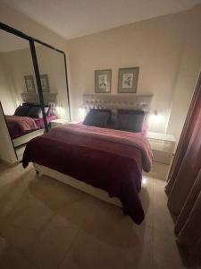 安曼A Luxury 2 Bedroom With a perfect location in Sweifiyeh的一间卧室设有一张大床和一个大镜子