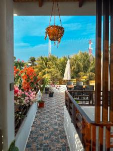 KamadhooHoliday home in Kamadhoo Island / Maldives的从带鲜花的度假村阳台上欣赏到风景