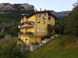 托尔博莱Appartamenti Nido d'Aquila的山边的黄色房子