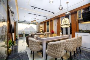 开罗Piccolo Mondo Boutique Hotel的一间带桌椅的用餐室