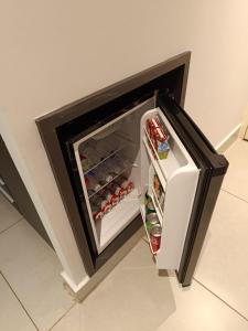 圣保罗Apartamentos & Flats La Residence Paulista的厨房里设有一台带门的小冰箱