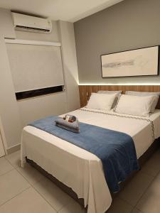 圣保罗Apartamentos & Flats La Residence Paulista的一间卧室配有一张床,床上有毛巾