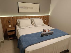 圣保罗Apartamentos & Flats La Residence Paulista的一间卧室配有两张带毛巾的床