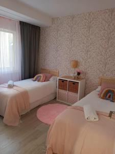 马尔皮卡APARTAMENTO MENCER的一间卧室设有两张床和窗户。
