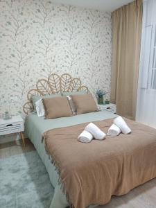 马尔皮卡APARTAMENTO MENCER的一间卧室配有一张带两个枕头的床