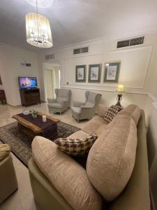 安曼A Luxury 2 Bedroom With a perfect location in Sweifiyeh的客厅配有沙发和桌子