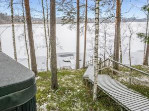 NummiHoliday Home Villa lahnajärvi by Interhome的通往雪湖的楼梯