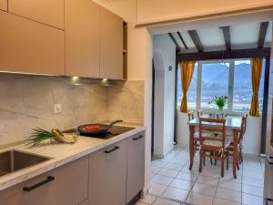 阿格诺Holiday Home Villa Miralago by Interhome的一间带桌子的厨房和一间餐厅