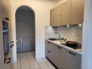 阿格诺Holiday Home Villa Miralago by Interhome的厨房配有水槽和台面