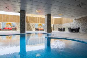 吉达雷迪森广场吉达酒店的大楼内的一个蓝色海水游泳池