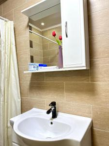 阿克套ЖК Тыныштык的浴室设有白色水槽和镜子