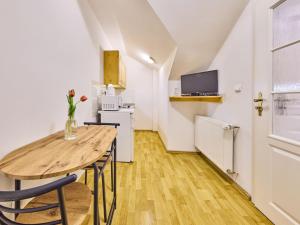 扬斯凯拉兹涅Apartment Villa Belvedere-9 by Interhome的一个带木桌和椅子的小厨房