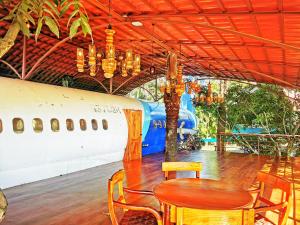 曼努埃尔安东尼奥绿色海岸酒店的餐厅里一张桌子和椅子以及一架飞机