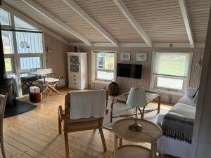 斯特兰比Holiday Home Santeri - 180m from the sea in NE Jutland by Interhome的带沙发、床和桌子的客厅