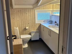 斯特兰比Holiday Home Santeri - 180m from the sea in NE Jutland by Interhome的一间带卫生间和水槽的浴室