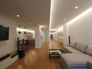 瓦伦西亚Apartment Loft Villalonga by Interhome的客厅配有沙发和桌子