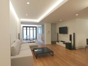 瓦伦西亚Apartment Loft Villalonga by Interhome的客厅配有白色沙发和电视