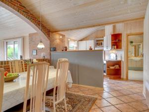 菲耶里茨莱乌Holiday Home Svenger - 800m from the sea in NW Jutland by Interhome的厨房以及带桌椅的用餐室。