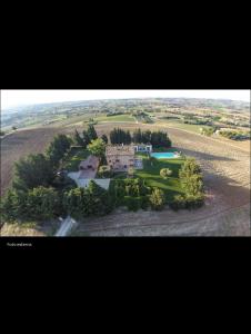 TreiaAgriturismo Bibiano38的田野房屋的空中景观