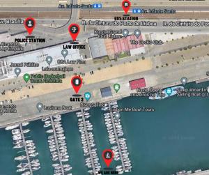 里斯本Cozy Lisbon Marina Sleepaboard - Sail Away的带有红色标记的码头地图