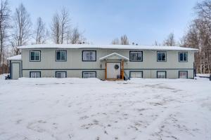 瓦西拉Cozy Wasilla Apartment about 2 Mi to Downtown!的一座大白房子,地面上积雪