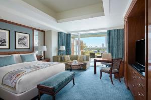 开罗开罗尼罗河丽思卡尔顿酒店集团的酒店客房设有一张大床和一台电视。