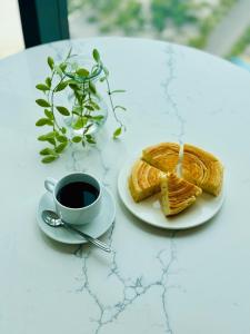 下龙湾Panoramic sea homestay的一块烤面包片和一杯咖啡在桌子上
