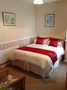 利敦瓦纳Atlantic House的一间卧室配有一张带红色枕头的大床