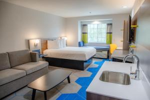 金斯兰Microtel Inn & Suites by Wyndham Kingsland Naval Base I-95的酒店客房,配有床和沙发