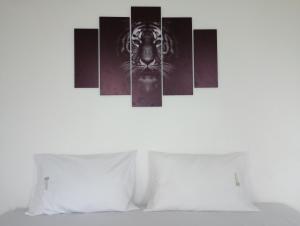 特里温福港Hotel El refugio Doradal的卧室墙上的黑白虎画
