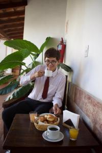 卡法亚特拉拉玛达宾馆的坐在桌子上喝一杯咖啡的人