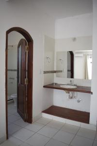 卡法亚特拉拉玛达宾馆的一间带水槽和镜子的浴室