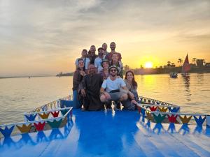 卢克索Nile Sunrise Flats的一群人坐在船上