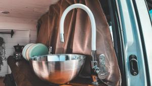 卡门港Camperita Van Life的拖车内厨房里的铜碗水槽
