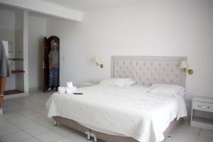 卡法亚特拉拉玛达宾馆的一个人站在卧室里,卧室里摆放着大床